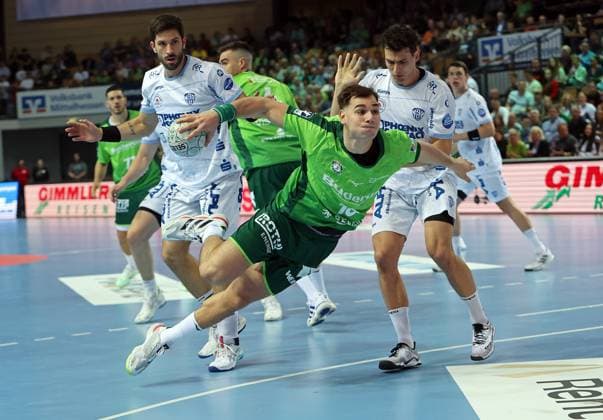 14.09.2025, xovx, Handball Daikin Handball Bundesliga, HSG Wetzlar - TBV Lemgo Lippe v.l. Tim Suton (TBV Lemgo Lippe), Josip Simic (HSG Wetzlar), Samuel Zehnder (TBV Lemgo Lippe) Wetzlar Buderus-Arena Hessen Deutschland (DE)
