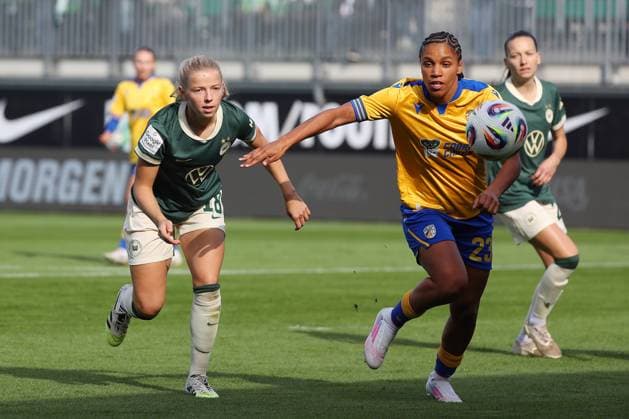 VfL- , BL Frauen, Wolfsburg, 14.09.2025, FUßBALL - VfL Wolfsburg vs. FC Carl-Zeiss-Jena, Google Pixel Frauen-Bundesliga, Saison 2025 26. Justine Kielland (VfL Wolfsburg), Josephine Bonsu (Jena) Wolfsburg