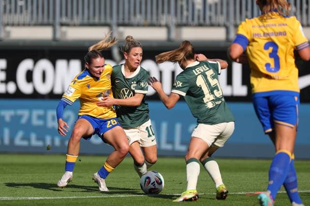 VfL- , BL Frauen, Wolfsburg, 14.09.2025, FUßBALL - VfL Wolfsburg vs. FC Carl-Zeiss-Jena, Google Pixel Frauen-Bundesliga, Saison 2025 26. Emily Reske (Jena), Svenja Huth (VfL Wolfsburg), Janou Levels (VfL Wolfsburg) Wolfsburg