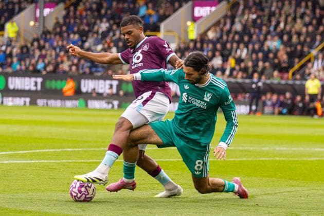 Football - FA Premier League - Burnley FC v Liverpool FC BURNLEY, ENGLAND - Sunday, September 14, 2025: Liverpool s Dominik Szoboszlai challenges Burnley s Lyle Foster during the FA Premier League match between Burnley FC and Liverpool FC at Turf Moor. (Photo by David Rawcliffe Propaganda)  Copyright: xDavidxRawcliffex P2025-09-14-Burnley_Liverpool-83