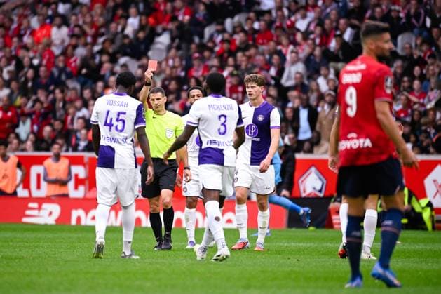 FOOTBALL : Lille vs Toulouse - Ligue 1 - 14 09 2025 Jeremy STINAT ( referee ) shows a red card to Alexis Vossah ( 45 - Toulouse ) during the Ligue 1 match between Lille OSC and Toulouse FC at Stade Pierre Mauroy on September 14 , 2025 in Lille, France. ( Photo by Federico Pestellini PsnewZ ) - LilleFrance  Copyright: xx