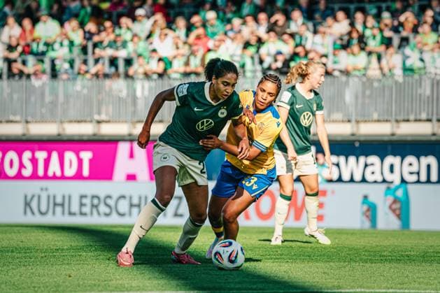 Google Pixel Frauen-Bundesliga: VfL Wolfsburg vs. FC Carl Zeiss Jena, 14.09.25 Cora Zicai (VfL Wolfsburg, 28) im Zweikampf mit Josephine Bonsu (FC Carl Zeiss Jena, 23); Fußball, Google Pixel Frauen-Bundesliga, 2. Spieltag: VfL Wolfsburg vs.FC Carl Zeiss Jena am 14.09.2025 im AOK-Stadion, Wolfsburg DFB DFL REGULATIONS PROHIBIT ANY USE OF PHOTOGRAPHS AS IMAGE SEQUENCES AND OR QUASI-VIDEO. Copyright: xBEAUTIFULxSPORTS Tonhäuserx