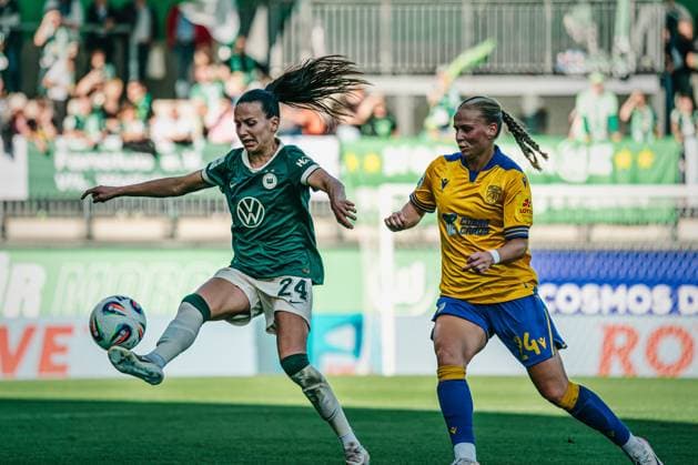 Google Pixel Frauen-Bundesliga: VfL Wolfsburg vs. FC Carl Zeiss Jena, 14.09.25 Joelle Wedemeyer (VfL Wolfsburg, 24) vor Anika Metzner (FC Carl Zeiss Jena, 4) am Ball; Fußball, Google Pixel Frauen-Bundesliga, 2. Spieltag: VfL Wolfsburg vs.FC Carl Zeiss Jena am 14.09.2025 im AOK-Stadion, Wolfsburg DFB DFL REGULATIONS PROHIBIT ANY USE OF PHOTOGRAPHS AS IMAGE SEQUENCES AND OR QUASI-VIDEO. Copyright: xBEAUTIFULxSPORTS Tonhäuserx