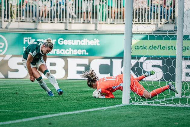Google Pixel Frauen-Bundesliga: VfL Wolfsburg vs. FC Carl Zeiss Jena, 14.09.25 Hannah Etzold (FC Carl Zeiss Jena, 13) hält den Doppelpfosten Kopfball von Alexandra Popp (VfL Wolfsburg, 11); Fußball, Google Pixel Frauen-Bundesliga, 2. Spieltag: VfL Wolfsburg vs.FC Carl Zeiss Jena am 14.09.2025 im AOK-Stadion, Wolfsburg DFB DFL REGULATIONS PROHIBIT ANY USE OF PHOTOGRAPHS AS IMAGE SEQUENCES AND OR QUASI-VIDEO. Copyright: xBEAUTIFULxSPORTS Tonhäuserx