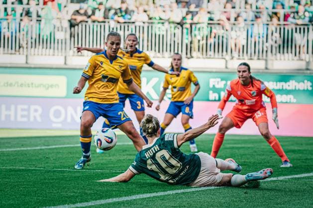 Google Pixel Frauen-Bundesliga: VfL Wolfsburg vs. FC Carl Zeiss Jena, 14.09.25 Svenja Huth (VfL Wolfsburg, 10) bringt den Ball rein im Grätschen; Fußball, Google Pixel Frauen-Bundesliga, 2. Spieltag: VfL Wolfsburg vs.FC Carl Zeiss Jena am 14.09.2025 im AOK-Stadion, Wolfsburg DFB DFL REGULATIONS PROHIBIT ANY USE OF PHOTOGRAPHS AS IMAGE SEQUENCES AND OR QUASI-VIDEO. Copyright: xBEAUTIFULxSPORTS Tonhäuserx