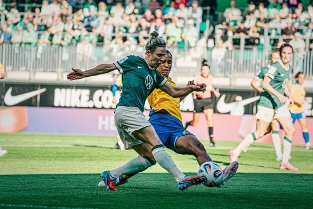 Google Pixel Frauen-Bundesliga: VfL Wolfsburg vs. FC Carl Zeiss Jena, 14.09.25 Svenja Huth (VfL Wolfsburg, 10) bringt den Ball rein; Fußball, Google Pixel Frauen-Bundesliga, 2. Spieltag: VfL Wolfsburg vs.FC Carl Zeiss Jena am 14.09.2025 im AOK-Stadion, Wolfsburg DFB DFL REGULATIONS PROHIBIT ANY USE OF PHOTOGRAPHS AS IMAGE SEQUENCES AND OR QUASI-VIDEO. Copyright: xBEAUTIFULxSPORTS Tonhäuserx