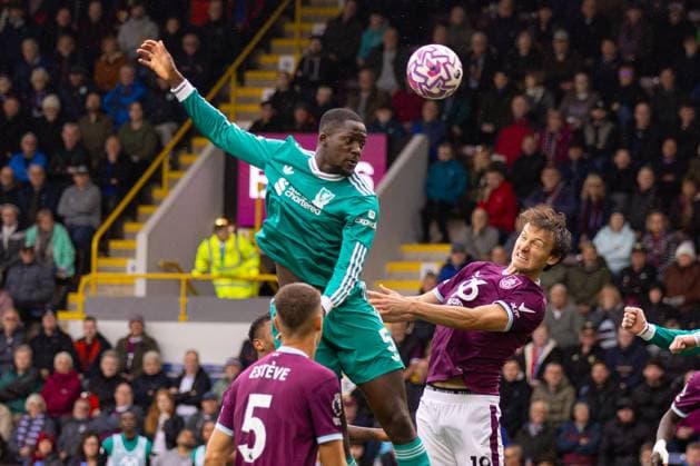 Football - FA Premier League - Burnley FC v Liverpool FC BURNLEY, ENGLAND - Sunday, September 14, 2025: Liverpool s Ibrahima KonatÃ heads the ball during the FA Premier League match between Burnley FC and Liverpool FC at Turf Moor. (Photo by David Rawcliffe Propaganda)  Copyright: xDavidxRawcliffex P2025-09-14-Burnley_Liverpool-85