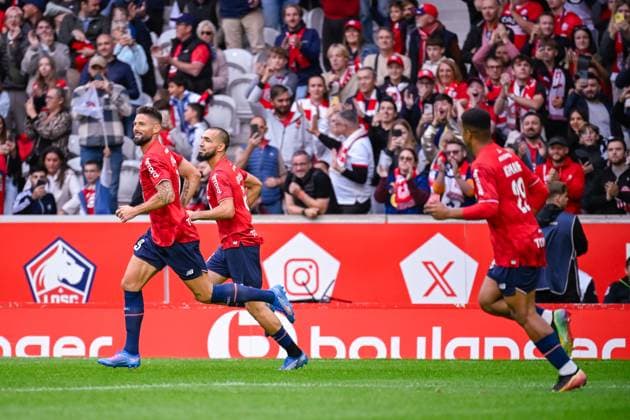 FOOTBALL : Lille vs Toulouse - Ligue 1 - 14 09 2025 Nabil BENTALEB ( 6 - Lille ) celebrates with teammates during the Ligue 1 match between Lille OSC and Toulouse FC at Stade Pierre Mauroy on September 14 , 2025 in Lille, France. ( Photo by Federico Pestellini PsnewZ ) - LilleFrance  Copyright: xx