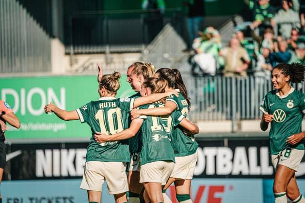 Google Pixel Frauen-Bundesliga: VfL Wolfsburg vs. FC Carl Zeiss Jena, 14.09.25 Jubel zum 1:0 durch Janina Minge (VfL Wolfsburg, 6); Fußball, Google Pixel Frauen-Bundesliga, 2. Spieltag: VfL Wolfsburg vs.FC Carl Zeiss Jena am 14.09.2025 im AOK-Stadion, Wolfsburg DFB DFL REGULATIONS PROHIBIT ANY USE OF PHOTOGRAPHS AS IMAGE SEQUENCES AND OR QUASI-VIDEO. Copyright: xBEAUTIFULxSPORTS Tonhäuserx