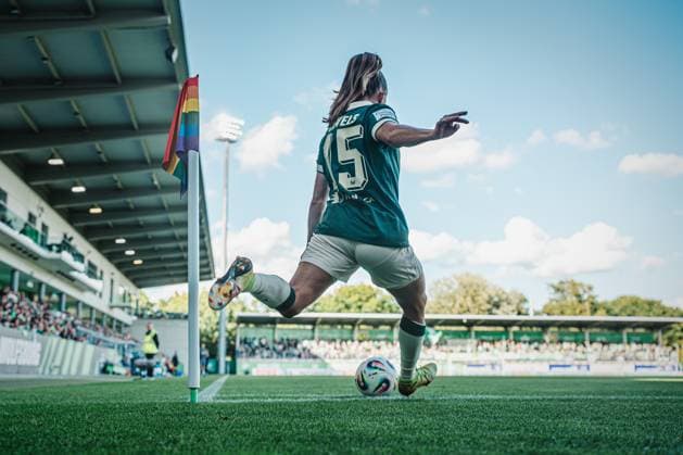 Google Pixel Frauen-Bundesliga: VfL Wolfsburg vs. FC Carl Zeiss Jena, 14.09.25 Janou Levels (VfL Wolfsburg, 15) bei einer Ecke; Fußball, Google Pixel Frauen-Bundesliga, 2. Spieltag: VfL Wolfsburg vs.FC Carl Zeiss Jena am 14.09.2025 im AOK-Stadion, Wolfsburg DFB DFL REGULATIONS PROHIBIT ANY USE OF PHOTOGRAPHS AS IMAGE SEQUENCES AND OR QUASI-VIDEO. *** Google Pixel Women Bundesliga VfL Wolfsburg vs FC Carl Zeiss Jena, 14 09 25 Janou Levels VfL Wolfsburg, 15 at a corner Soccer, Google Pixel Women Bundesliga, 2 Matchday VfL Wolfsburg vs FC Carl Zeiss Jena on 14 09 2025 at AOK Stadion, Wolfsburg DFB DFL REGULATIONS PROHIBIT ANY USE OF PHOTOGRAPHS AS IMAGE SEQUENCES AND OR QUASI VIDEO Copyright: xBEAUTIFULxSPORTS Tonhäuserx