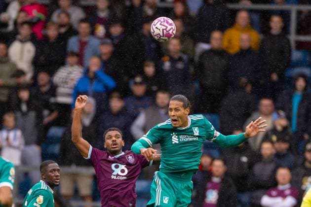 Football - FA Premier League - Burnley FC v Liverpool FC BURNLEY, ENGLAND - Sunday, September 14, 2025: Liverpool s captain Virgil van Dijk is challenged by Burnley s Lyle Foster during the FA Premier League match between Burnley FC and Liverpool FC at Turf Moor. (Photo by David Rawcliffe Propaganda)  Copyright: xDavidxRawcliffex P2025-09-14-Burnley_Liverpool-91