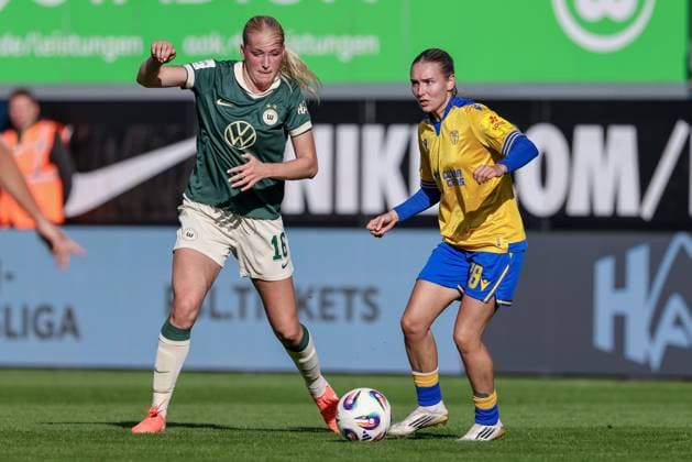 v.li.: Camilla Küver (VfL Wolfsburg, 16) und Emily Reske (FC Carl Zeiss Jena, 28) im Zweikampf, Duell, Dynamik, Aktion, Action, Spielszene, DIE DFB-RICHTLINIEN UNTERSAGEN JEGLICHE NUTZUNG VON FOTOS ALS SEQUENZBILDER UND ODER VIDEOÄHNLICHE FOTOSTRECKEN. DFB REGULATIONS PROHIBIT ANY USE OF PHOTOGRAPHS AS IMAGE SEQUENCES AND OR QUASI-VIDEO., 14.09.2025, Wolfsburg (Deutschland), Fussball, Google Pixel Frauen-Bundesliga, VfL Wolfsburg - FC Carl Zeiss Jena