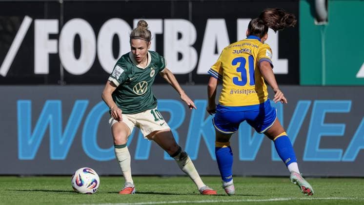 v.li.: Svenja Huth (VfL Wolfsburg, 10) und Nelly Juckel (FC Carl Zeiss Jena, 31) im Zweikampf, Duell, Dynamik, Aktion, Action, Spielszene, DIE DFB-RICHTLINIEN UNTERSAGEN JEGLICHE NUTZUNG VON FOTOS ALS SEQUENZBILDER UND ODER VIDEOÄHNLICHE FOTOSTRECKEN. DFB REGULATIONS PROHIBIT ANY USE OF PHOTOGRAPHS AS IMAGE SEQUENCES AND OR QUASI-VIDEO., 14.09.2025, Wolfsburg (Deutschland), Fussball, Google Pixel Frauen-Bundesliga, VfL Wolfsburg - FC Carl Zeiss Jena