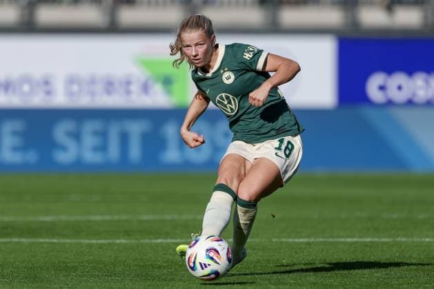 Justine Kielland (VfL Wolfsburg, 18) am Ball, Freisteller, Einzelbild, Ganzkörper, Aktion, Action, Spielszene, DIE DFB-RICHTLINIEN UNTERSAGEN JEGLICHE NUTZUNG VON FOTOS ALS SEQUENZBILDER UND ODER VIDEOÄHNLICHE FOTOSTRECKEN. DFB REGULATIONS PROHIBIT ANY USE OF PHOTOGRAPHS AS IMAGE SEQUENCES AND OR QUASI-VIDEO., 14.09.2025, Wolfsburg (Deutschland), Fussball, Google Pixel Frauen-Bundesliga, VfL Wolfsburg - FC Carl Zeiss Jena