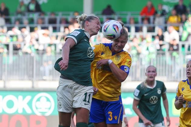 VfL- , BL Frauen, Wolfsburg, 14.09.2025, FUßBALL - VfL Wolfsburg vs. FC Carl-Zeiss-Jena, Google Pixel Frauen-Bundesliga, Saison 2025 26. Alexandra Popp (VfL Wolfsburg), Toma Ihlenburg (Jena) Wolfsburg