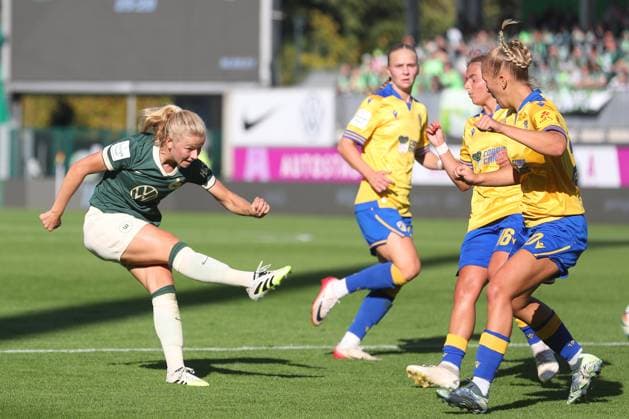 VfL- , BL Frauen, Wolfsburg, 14.09.2025, FUßBALL - VfL Wolfsburg vs. FC Carl-Zeiss-Jena, Google Pixel Frauen-Bundesliga, Saison 2025 26. Justine Kielland (VfL Wolfsburg), Lisa Gora (Jena), Steffi Schmid (Jena) Wolfsburg