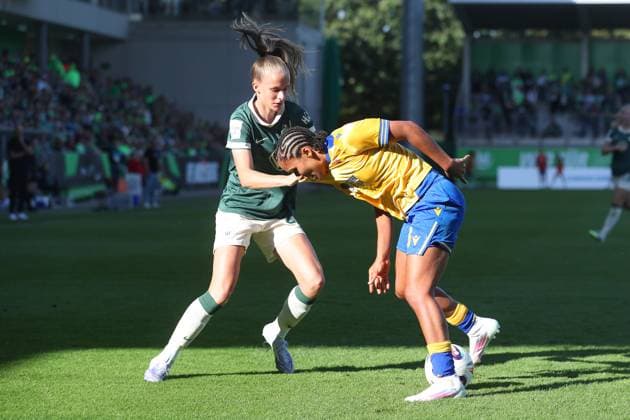 VfL- , BL Frauen, Wolfsburg, 14.09.2025, FUßBALL - VfL Wolfsburg vs. FC Carl-Zeiss-Jena, Google Pixel Frauen-Bundesliga, Saison 2025 26. Vievien Endemann (VfL Wolfsburg), Josephine Bonsu (Jena) Wolfsburg