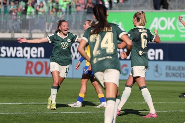 VfL- , BL Frauen, Wolfsburg, 14.09.2025, FUßBALL - VfL Wolfsburg vs. FC Carl-Zeiss-Jena, Google Pixel Frauen-Bundesliga, Saison 2025 26. Janina Minge (VfL Wolfsburg) jubelt mit der Mannschaft nach ihrem Tor zum 1:0 Wolfsburg