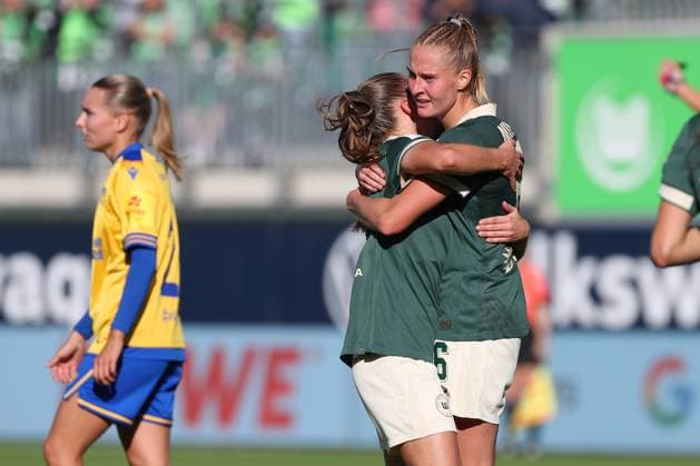 VfL- , BL Frauen, Wolfsburg, 14.09.2025, FUßBALL - VfL Wolfsburg vs. FC Carl-Zeiss-Jena, Google Pixel Frauen-Bundesliga, Saison 2025 26. Janina Minge (VfL Wolfsburg) jubelt mit der Mannschaft nach ihrem Tor zum 1:0 Wolfsburg
