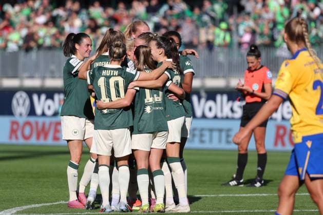 VfL- , BL Frauen, Wolfsburg, 14.09.2025, FUßBALL - VfL Wolfsburg vs. FC Carl-Zeiss-Jena, Google Pixel Frauen-Bundesliga, Saison 2025 26. Janina Minge (VfL Wolfsburg) jubelt mit der Mannschaft nach ihrem Tor zum 1:0 Wolfsburg