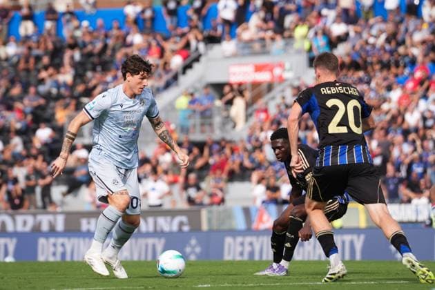 Udinese s Nicolo Zaniolo fights for the ball with PisaÕs Michel Aebischer and PisaÕs Ebenezer Akinsanmiro during the Serie A soccer match between Pisa and Udinese at the Arena Garibaldi Romeo Anconetani Stadium in Pisa, north Italy - Sunday, September 14, 2025 -  Copyright: xMassimoxPaolone LaPressex