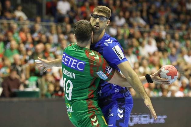 14.09.2025, xtgx, SC Magdeburg - TVB Stuttgart v.l. Elvar Orn Jonsson (Magdeburg, 19), Antonio Seradilla (Stuttgart, 5) Zweikampf, Duell, Kampf, tackle Magdeburg