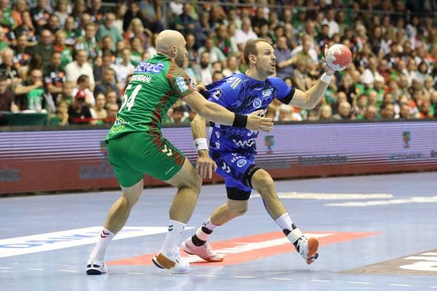 14.09.2025, xtgx, SC Magdeburg - TVB Stuttgart v.l. Oscar Bergendahl (Magdeburg, 54), Kai Haefner (Häfner, Stuttgart, 34) Zweikampf, Duell, Kampf, tackle Magdeburg