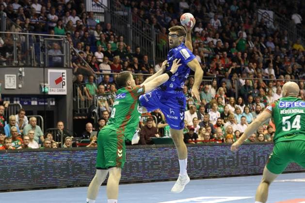 14.09.2025, xtgx, SC Magdeburg - TVB Stuttgart v.l. Elvar Orn Jonsson (Magdeburg, 19), Antonio Seradilla (Stuttgart, 5) Zweikampf, Duell, Kampf, tackle Magdeburg