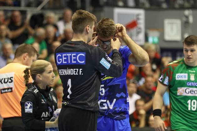 14.09.2025, xtgx, SC Magdeburg - TVB Stuttgart v.l. Sergey Hernandez Ferrer (Magdeburg, 1), Antonio Seradilla (Stuttgart, 5) Magdeburg
