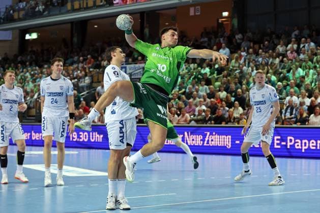 14.09.2025, xovx, Handball Daikin Handball Bundesliga, HSG Wetzlar - TBV Lemgo Lippe v.l. Lukas Hutecek (TBV Lemgo Lippe), Joel Willecke (TBV Lemgo Lippe), Frederik Simak (TBV Lemgo Lippe), Josip Simic (HSG Wetzlar), Niels Gerardus Versteinen (TBV Lemgo Lippe) Wetzlar Buderus-Arena Hessen Deutschland (DE)