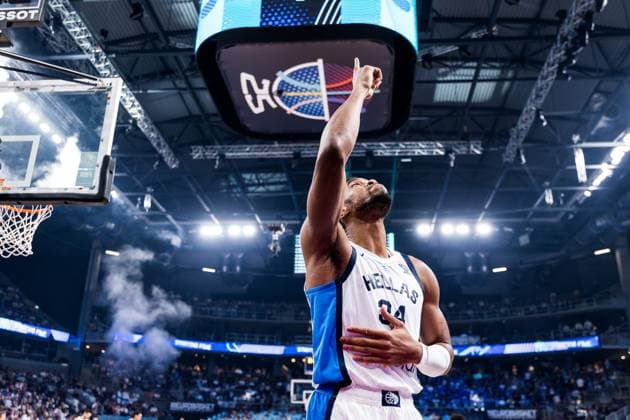 FIBA EuroBasket 2025: Bronze Griechenland - Finnland; 14.09.2025 Giannis Antetokounmpo (Griechenland, 34) betet vor dem Spiel FIBA EuroBasket 2025: Bronze Griechenland - Finnland; Riga, Arena Riga am 14.09.2025 Copyright: xBEAUTIFULxSPORTS Wunderlx