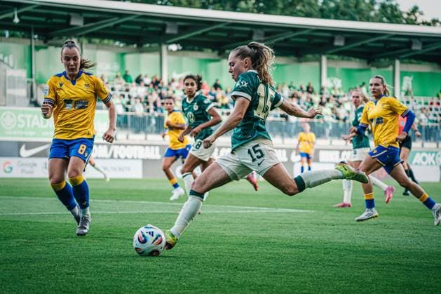 Google Pixel Frauen-Bundesliga: VfL Wolfsburg vs. FC Carl Zeiss Jena, 14.09.25 Janou Levels (VfL Wolfsburg, 15) schlägt eine Flanke; Fußball, Google Pixel Frauen-Bundesliga, 2. Spieltag: VfL Wolfsburg vs.FC Carl Zeiss Jena am 14.09.2025 im AOK-Stadion, Wolfsburg DFB DFL REGULATIONS PROHIBIT ANY USE OF PHOTOGRAPHS AS IMAGE SEQUENCES AND OR QUASI-VIDEO. Copyright: xBEAUTIFULxSPORTS Tonhäuserx