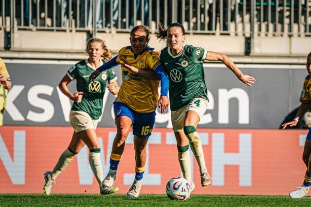 Google Pixel Frauen-Bundesliga: VfL Wolfsburg vs. FC Carl Zeiss Jena, 14.09.25 Lisa Gora (FC Carl Zeiss Jena, 16) im Zweikampf mit Joelle Wedemeyer (VfL Wolfsburg, 24); Fußball, Google Pixel Frauen-Bundesliga, 2. Spieltag: VfL Wolfsburg vs.FC Carl Zeiss Jena am 14.09.2025 im AOK-Stadion, Wolfsburg DFB DFL REGULATIONS PROHIBIT ANY USE OF PHOTOGRAPHS AS IMAGE SEQUENCES AND OR QUASI-VIDEO. Copyright: xBEAUTIFULxSPORTS Tonhäuserx
