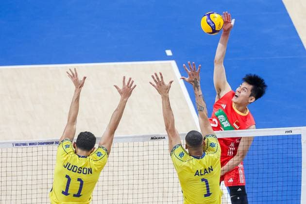 (250914) -- PASAY CITY, Sept. 14, 2025 -- Wang Bin (R) of China competes during the pool H match between the China and Brazil at the FIVB Men s World Championship, WM, Weltmeisterschaft 2025 in Pasay City, the Philippines, on Sep. 14, 2025. ) (SP)THE PHILIPPINES-PASAY CITY-VOLLEYBALL-FIVB MEN S WORLD CHAMPIONSHIP 2025-CHN VS BRA ROUELLExUMALI 