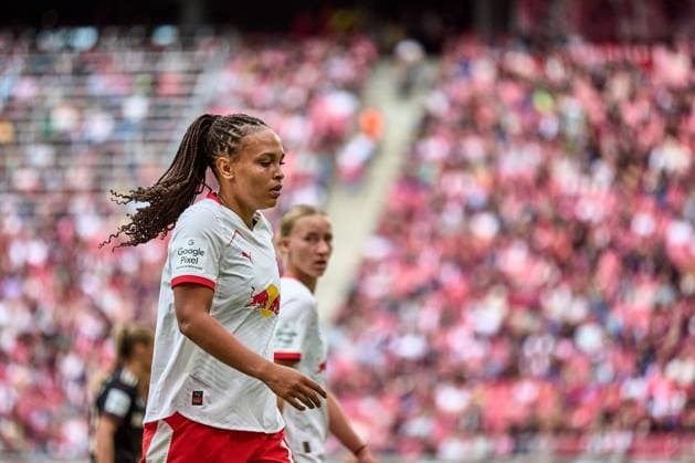 14.09.2025, GER, Frauenfußball, BL, 2025 2026, RB Leipzig - FC Bayern München Lisa Baum (11, RB Leipzig), Portrait, mit Fans im Hintergrund Leipzig Red Bull Arena Sachsen Deutschland