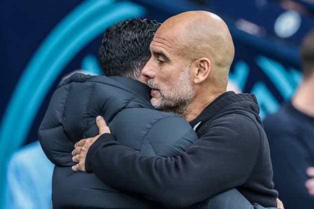 Premier League Manchester City v Manchester United, ManU Ruben Amorim manager of Manchester United embraces Pep Guardiola manager of Manchester City before the game during the Premier League match Manchester City vs Manchester United at Etihad Stadium, Manchester, United Kingdom, 14th September 2025 (Photo by Mark Cosgrove News Images) Manchester Etihad Stadium Manchester United Kingdom Copyright: xMarkxCosgrove NewsxImagesx