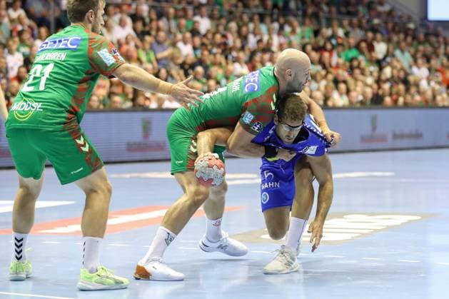 14.09.2025, xtgx, SC Magdeburg - TVB Stuttgart v.l. Oscar Bergendahl (Magdeburg, 54), Antonio Seradilla (Stuttgart, 5) Zweikampf, Duell, Kampf, tackle Magdeburg