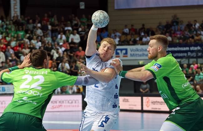 14.09.2025, xovx, Handball Daikin Handball Bundesliga, HSG Wetzlar - TBV Lemgo Lippe v.l. Jona Schoch (HSG Wetzlar), Lukas Hutecek (TBV Lemgo Lippe), Nikola Grahovac (HSG Wetzlar) Wetzlar Buderus-Arena Hessen Deutschland (DE)