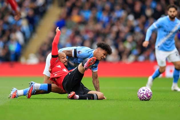 Manchester City v Manchester United, ManU Premier League 14 09 2025. Nico O Reilly (33) of Manchester City and Noussair Mazraoui (3) of Manchester United challenge for the ball during the Premier League match between Manchester City and Manchester United at the Etihad Stadium, Manchester, England on 14 September 2025. Manchester Etihad Stadium Manchester England Editorial use only DataCo restrictions apply See www.football-dataco.com , Copyright: xConorxMolloyx PSI-22824-0019