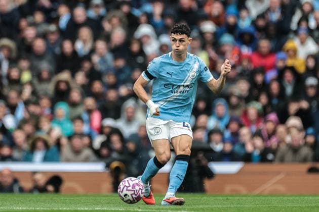 Premier League Manchester City v Manchester United, ManU Phil Foden of Manchester City passes the ball during the Premier League match Manchester City vs Manchester United at Etihad Stadium, Manchester, United Kingdom, 14th September 2025 (Photo by Mark Cosgrove News Images) Manchester Etihad Stadium Manchester United Kingdom Copyright: xMarkxCosgrove NewsxImagesx