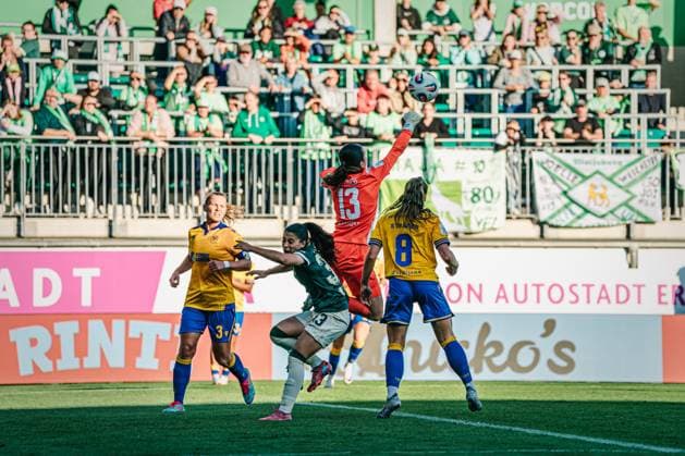 Google Pixel Frauen-Bundesliga: VfL Wolfsburg vs. FC Carl Zeiss Jena, 14.09.25 Hannah Etzold (FC Carl Zeiss Jena, 13) klärt den Ball; Fußball, Google Pixel Frauen-Bundesliga, 2. Spieltag: VfL Wolfsburg vs.FC Carl Zeiss Jena am 14.09.2025 im AOK-Stadion, Wolfsburg DFB DFL REGULATIONS PROHIBIT ANY USE OF PHOTOGRAPHS AS IMAGE SEQUENCES AND OR QUASI-VIDEO. Copyright: xBEAUTIFULxSPORTS Tonhäuserx