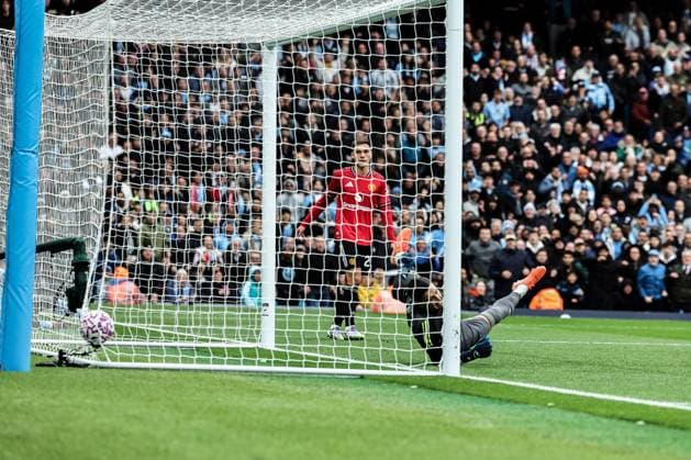Premier League Manchester City v Manchester United, ManU Phil Foden of Manchester City scores to make it 1-0 during the Premier League match Manchester City vs Manchester United at Etihad Stadium, Manchester, United Kingdom, 14th September 2025 (Photo by Mark Cosgrove News Images) Manchester Etihad Stadium Manchester United Kingdom Copyright: xMarkxCosgrove NewsxImagesx