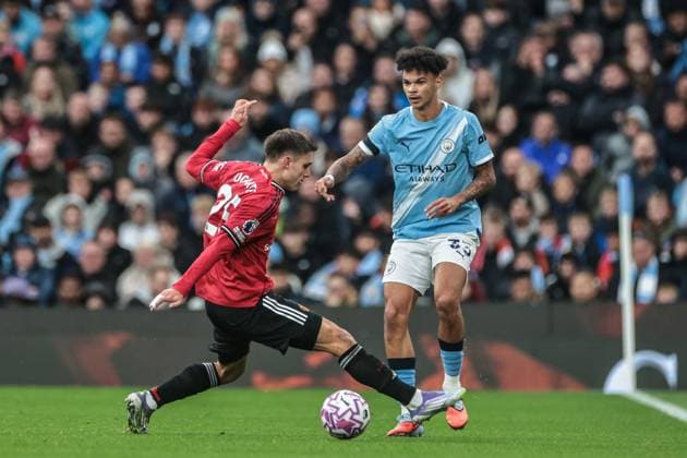 Premier League Manchester City v Manchester United, ManU Manuel Ugarte of Manchester United and Nico O Reilly of Manchester City battle for the ball during the Premier League match Manchester City vs Manchester United at Etihad Stadium, Manchester, United Kingdom, 14th September 2025 (Photo by Mark Cosgrove News Images) Manchester Etihad Stadium Manchester United Kingdom Copyright: xMarkxCosgrove NewsxImagesx