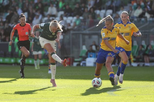 VfL- , BL Frauen, Wolfsburg, 14.09.2025, FUßBALL - VfL Wolfsburg vs. FC Carl-Zeiss-Jena, Google Pixel Frauen-Bundesliga, Saison 2025 26. Ella Paddemors (VfL Wolfsburg), Steffi Schmid (Jena), Isabella Jaron (Jena) Wolfsburg