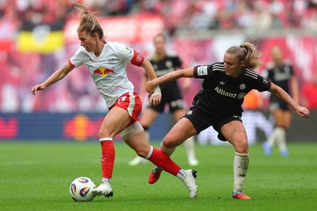 RB Leipzig - Bayern Muenchen 1. Bundesliga Frauen Leipzig, Red Bull Arena, 14.09.2025, Fußball, Frauen, Saison 2025 2026, Frauen-Bundesliga, 2. Spieltag , RB Leipzig - FC Bayern München 0:3 (0:1) , Im Bild v.l.: Sandra Starke (13, Leipzig) und Georgia Stanway (31, Bayern) ,