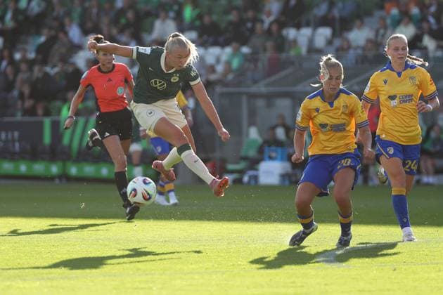 VfL- , BL Frauen, Wolfsburg, 14.09.2025, FUßBALL - VfL Wolfsburg vs. FC Carl-Zeiss-Jena, Google Pixel Frauen-Bundesliga, Saison 2025 26. Ella Paddemors (VfL Wolfsburg), Steffi Schmid (Jena), Isabella Jaron (Jena) Wolfsburg