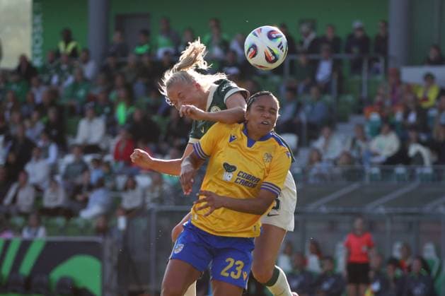 VfL- , BL Frauen, Wolfsburg, 14.09.2025, FUßBALL - VfL Wolfsburg vs. FC Carl-Zeiss-Jena, Google Pixel Frauen-Bundesliga, Saison 2025 26. Josephine Bonsu (Jena), Ella Paddemors (VfL Wolfsburg) Wolfsburg