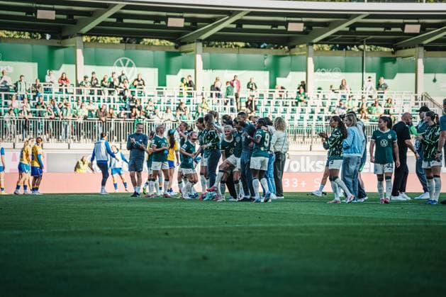 Google Pixel Frauen-Bundesliga: VfL Wolfsburg vs. FC Carl Zeiss Jena, 14.09.25 VfL Wolfsburg jubelt zu den Fans; Fußball, Google Pixel Frauen-Bundesliga, 2. Spieltag: VfL Wolfsburg vs.FC Carl Zeiss Jena am 14.09.2025 im AOK-Stadion, Wolfsburg DFB DFL REGULATIONS PROHIBIT ANY USE OF PHOTOGRAPHS AS IMAGE SEQUENCES AND OR QUASI-VIDEO. Copyright: xBEAUTIFULxSPORTS Tonhäuserx