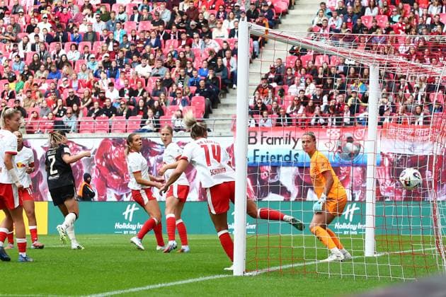 RB Leipzig - Bayern Muenchen 1. Bundesliga Frauen Leipzig, Red Bull Arena, 14.09.2025, Fußball, Frauen, Saison 2025 2026, Frauen-Bundesliga, 2. Spieltag , RB Leipzig - FC Bayern München 0:3 (0:1) , Im Bild: Tor für München, Vanessa Gilles (2, Bayern, nicht im Bild) trfiit zum 0:3 gegen Torfrau Elvira Herzog (1, RB Leipzig) ,