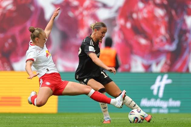 RB Leipzig - Bayern Muenchen 1. Bundesliga Frauen Leipzig, Red Bull Arena, 14.09.2025, Fußball, Frauen, Saison 2025 2026, Frauen-Bundesliga, 2. Spieltag , RB Leipzig - FC Bayern München 0:3 (0:1) , Im Bild v.l.: Victoria Krug (20, Leipzig) und Klara Bühl Buehl (17, Bayern) , *** RB Leipzig Bayern Muenchen 1 Bundesliga Women Leipzig, Red Bull Arena, 14 09 2025, Football, Women, Season 2025 2026, Women Bundesliga, 2 Matchday , RB Leipzig FC Bayern Munich 0 3 0 1 , In the picture from l Victoria Krug 20, Leipzig and Klara Bühl Buehl 17, Bayern ,